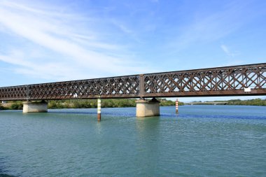 Fransa 'nın Avignon kenti yakınlarındaki Rhone Nehri' nin ışıl ışıl suları üzerinde eski ve güzel bir demiryolu köprüsü.