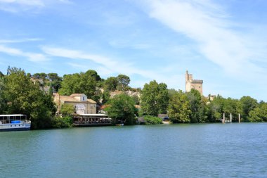 Avignon, Fransa - 25 Ağustos 2024: Gard departmanının bulunduğu Avignon şehri, Rhone Nehri manzaralı