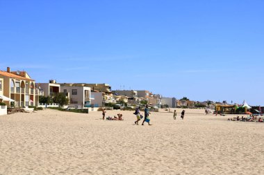 Carnon, Palavas-les-Flots, Montpellier, Fransa - 25 Ağustos 2024: İnsanlar Montpellier 'in güneyinde bir sahil beldesi olan Carnon Plage' ın tadını çıkarıyor