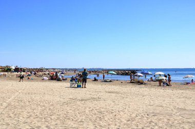 Carnon, Palavas-les-Flots, Montpellier, Fransa - 25 Ağustos 2024: İnsanlar Montpellier 'in güneyinde bir sahil beldesi olan Carnon Plage' ın tadını çıkarıyor