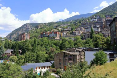 Andorra 'daki Escaldes-Engordany - 28 Ağustos 2024: Dağlar boyunca cadde boyunca uzanan binalar
