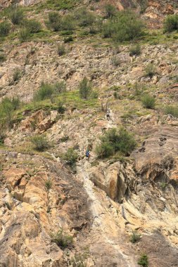 Andorra 'daki Pireneler - 28 Ağustos 2024: dağcılar Pireneler' deki bir kayaya tırmanıyorlar