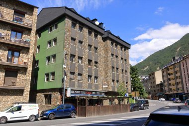 Canillo, Andorra, Avrupa - 29 Ağustos 2024: Araba ve turistlerle birlikte köyün ana caddesi etrafında