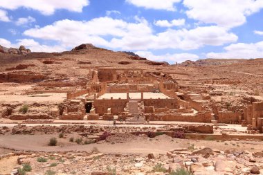 Petra, Ürdün 'deki Wadi Musa - 13 Mayıs 2024: Petra' daki en büyük Nabatean komplekslerinden biri olan Büyük Tapınak 'tan insanlar geçiyor