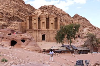 Petra, Ürdün 'deki Wadi Musa - 13 Mayıs 2024: Antik Petra kentindeki Ad Deir Manastırı