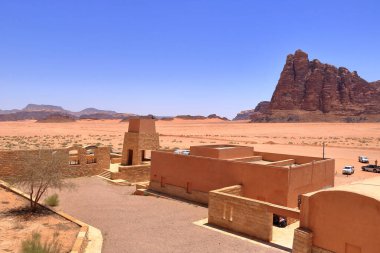 Wadi Rum, Ürdün - 15 Mayıs 2024: Wadi Rum çölündeki kayaların manzarası