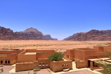 Wadi Rum, Ürdün - 15 Mayıs 2024: Wadi Rum çölündeki kayaların manzarası