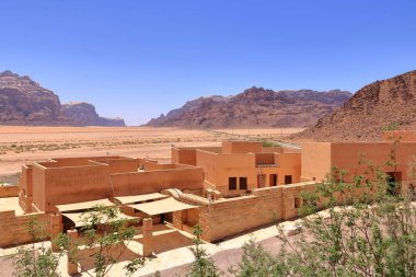 Wadi Rum, Ürdün - 15 Mayıs 2024: Wadi Rum çölündeki kayaların manzarası