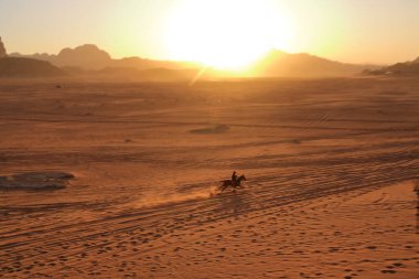 Ürdün 'deki Wadi Rum - 15 Mayıs 2024: insanlar çölde günbatımının tadını çıkarıyorlar