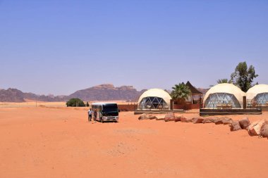 Wadi Rum, Ürdün - 15 Mayıs 2024: Offroad Seyahat Maceraları Wadi Rum Çölü 'nde safari arabası