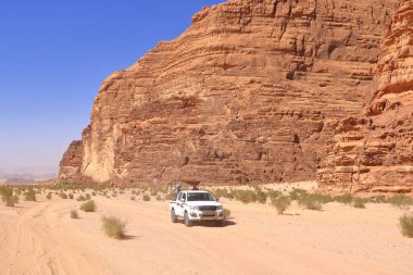 Wadi Rum, Ürdün - 15 Mayıs 2024: Offroad Seyahat Maceraları Wadi Rum Çölü 'nde safari arabası