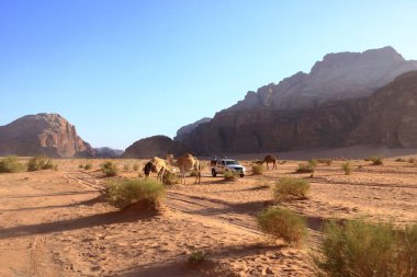 Wadi Rum, Ürdün - 15 Mayıs 2024: Offroad Seyahat Maceraları Wadi Rum Çölü 'nde safari arabası