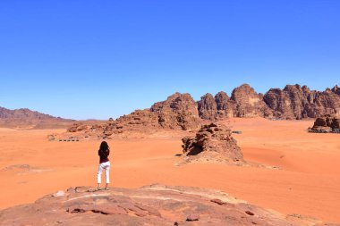 Wadi Rum, Ürdün - 15 Mayıs 2024: Wadi Rum çölünde yürüyüş yapan turistler