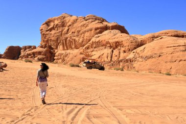 Wadi Rum, Ürdün - 15 Mayıs 2024: Wadi Rum çölünde yürüyüş yapan turistler