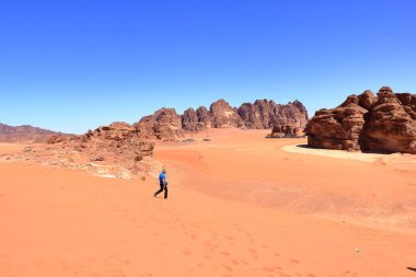 Wadi Rum, Ürdün - 15 Mayıs 2024: Wadi Rum çölünde yürüyüş yapan turistler