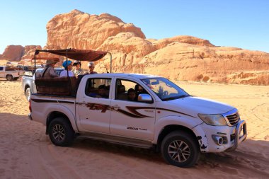 Wadi Rum, Ürdün - 15 Mayıs 2024: Wadi Rum Çölü 'nde araba gezisine çıkan turistler