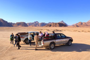 Wadi Rum, Ürdün - 15 Mayıs 2024: Wadi Rum Çölü 'nde araba gezisine çıkan turistler