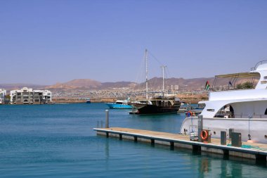 İsrail 'de Eilat - 17 Mayıs 2024: Akabe Körfezi' ndeki limandan görülen şehir
