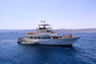 Ürdün 'deki Akabe - 17 Mayıs 2024: Kızıldeniz mercan resiflerinde dalış ve şnorkelle yüzmek için kayıklar