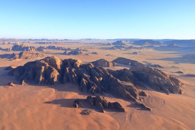 Ürdün 'deki Wadi Rum - 16 Mayıs 2024: Ürdün' ün ünlü Wadi Rum çölünde gün doğumunda dağların üzerinde sıcak hava balonu