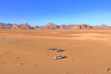 Wadi Rum, Ürdün - 16 Mayıs 2024: Wadi Rum Çölünde Arabalar, balondan görüldü