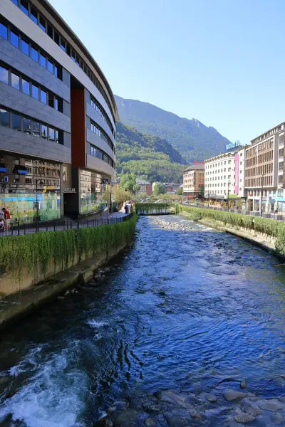 Andorra 'daki Andorra La Vella - 28 Ağustos 2024: Puente de Paris çevresindeki bölge (Paris Köprüsü), Andorra la Vella işareti ile Gran Valira nehri boyunca uzanır.