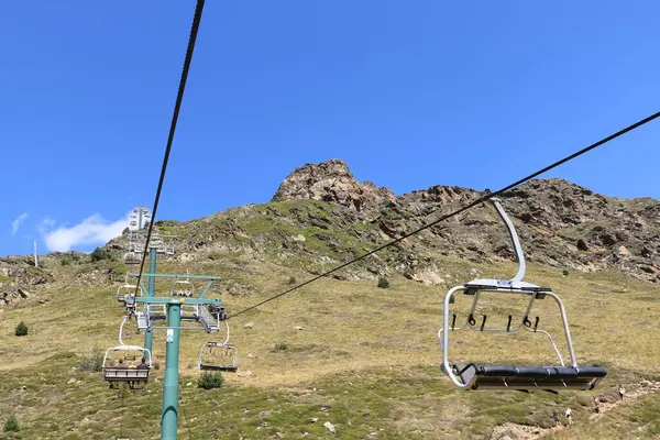 Andorra 'daki Ordino Arcalis, Mirador Solar de Tristaina - 30 Ağustos 2024: insanlar dağ zirvesine giden teleferiği kullanıyorlar.