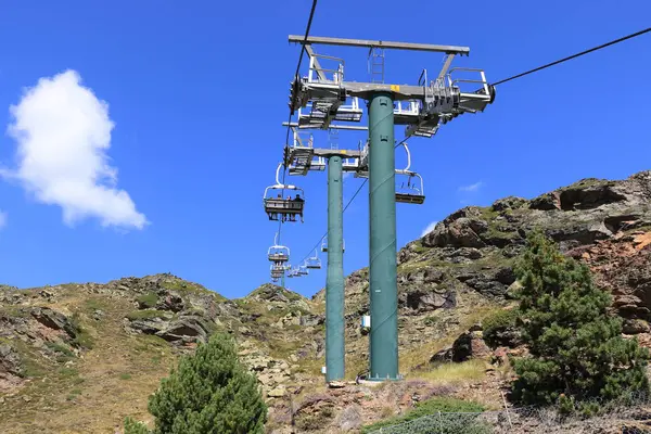 Andorra 'daki Ordino Arcalis, Mirador Solar de Tristaina - 30 Ağustos 2024: insanlar dağ zirvesine giden teleferiği kullanıyorlar.