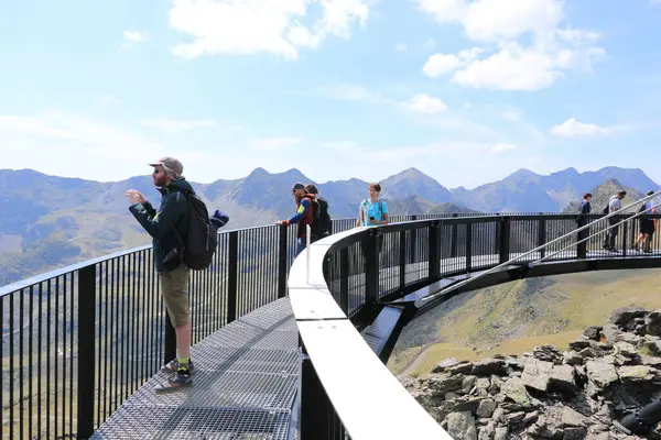 Ordino Arcalis, Mirador Solar de Tristaina, Andorra - 30 Ağustos 2024: Tepenin tepesindeki miradora yürüyüş yapan insanlar