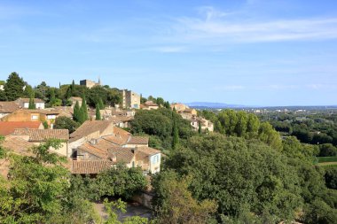 Avigon, Provence, Fransa yakınlarındaki tepedeki Les Angles köyünün manzarası