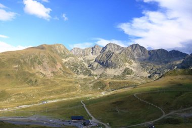 Andorra 'daki Pireneler' deki Pas de la Casa çevresindeki dağlar