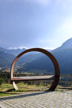 Yazın Andorra 'daki Mirador Circ de Pessons, Pireneler' deki Grau Roig kayak merkezinin manzarası