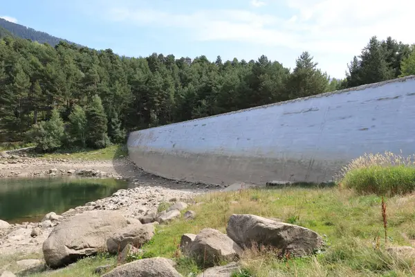 Kurak göl kuraklık ve yağmur ve nem eksikliği içinde Estany d 'Engolaster Gölü, Andorra