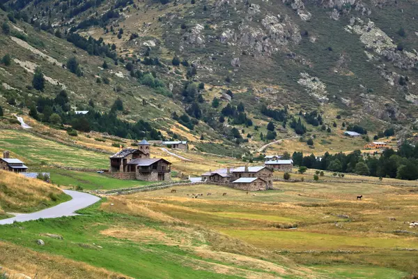 Bulutlu bir günde Andorra 'da Pireneler' de küçük evler