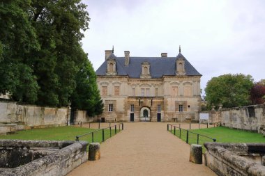 Tanlay, Burgundy, Fransa 'daki görkemli Fransız şatosu ve park manzarası