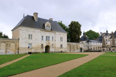 Tanlay, Burgundy, Fransa 'daki görkemli Fransız şatosu ve park manzarası