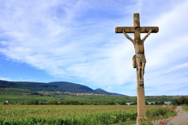 Fransa 'nın Alsace şehrinde Colmar yakınlarında sonbahar renklerinde bir Hıristiyan haçı.
