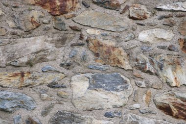 İstiflenmiş taş bir duvar. Doğal gri kayalardan yapılmış taş kaplama duvar