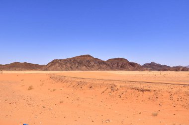 Eski tren rayları Ürdün 'deki Wadi Rum' da neredeyse tamamen çöl kumuyla kaplıydı.