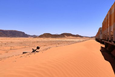 Eski tren rayları Ürdün 'deki Wadi Rum' da neredeyse tamamen çöl kumuyla kaplıydı.