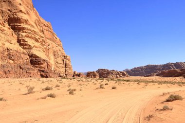 Ürdün 'deki Wadi Rum çölünde kayaların manzarası