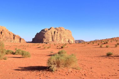 Ürdün 'deki Wadi Rum çölünde kayaların manzarası