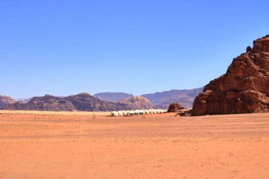 Ürdün 'deki Wadi Rum Çölü' nde kamp çadırları.