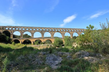 Provence, Fransa Avrupa - 25 Ağustos 2024: İnsanlar Fransa 'nın güneyindeki ünlü Roma su kemeri Pont du Gard' ı ziyaret edip eğleniyorlar.