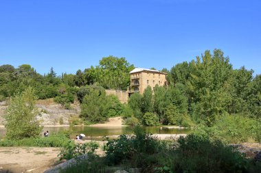 Provence, Fransa Avrupa - 25 Ağustos 2024: İnsanlar Fransa 'nın güneyindeki ünlü Roma su kemeri Pont du Gard' daki Gardon nehrini ziyaret edip eğleniyorlar.