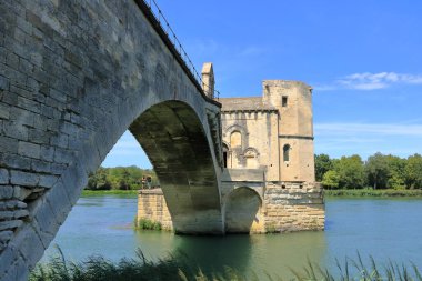 Avignon, Fransa Avrupa - 25 Ağustos 2024: insanlar Pont Saint Benezet köprüsü ve Rhone nehrinin keyfini çıkarıyor