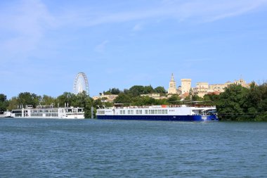 Avignon, Fransa - 25 Ağustos 2024: Rhone Nehri 'ne öğleden sonra demir atan tekneler