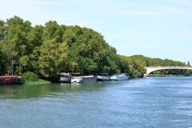 Avignon, Fransa - 25 Ağustos 2024: Rhone Nehri 'ne öğleden sonra demir atan tekneler