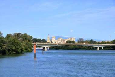 Avignon, Fransa - 25 Ağustos 2024: Rhone Nehri 'nden eski şehre ve Papa Sarayı' na, Palais des papes