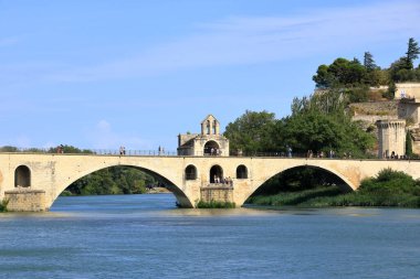 Avignon, Fransa - 25 Ağustos 2024: Pont St. Benezet (le pont d 'avignon) köprüsü Rhone Nehri üzerinde, sudan görüldü